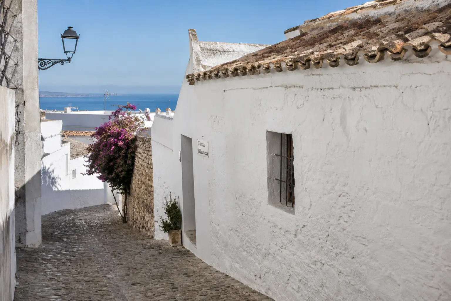 Casa Blanca de Vejer — callejón empedrado entre muros de cal gruesos en Vejer de la Frontera