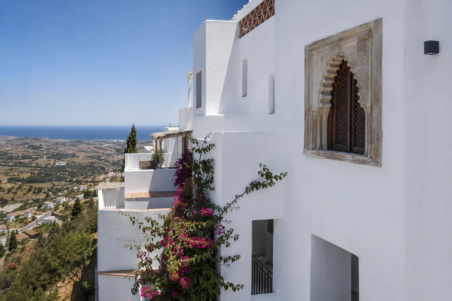 Casa del Mirador — volúmenes encalados escalonados en Frigiliana con vistas al Mediterráneo