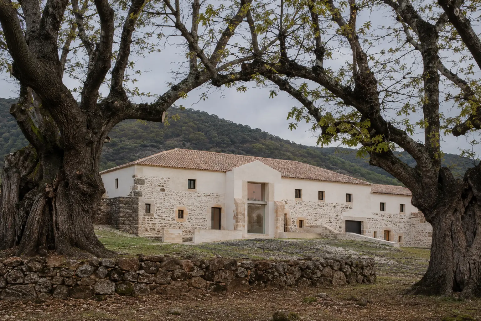 Cortijo del Castaño — fachada rehabilitada entre castaños centenarios