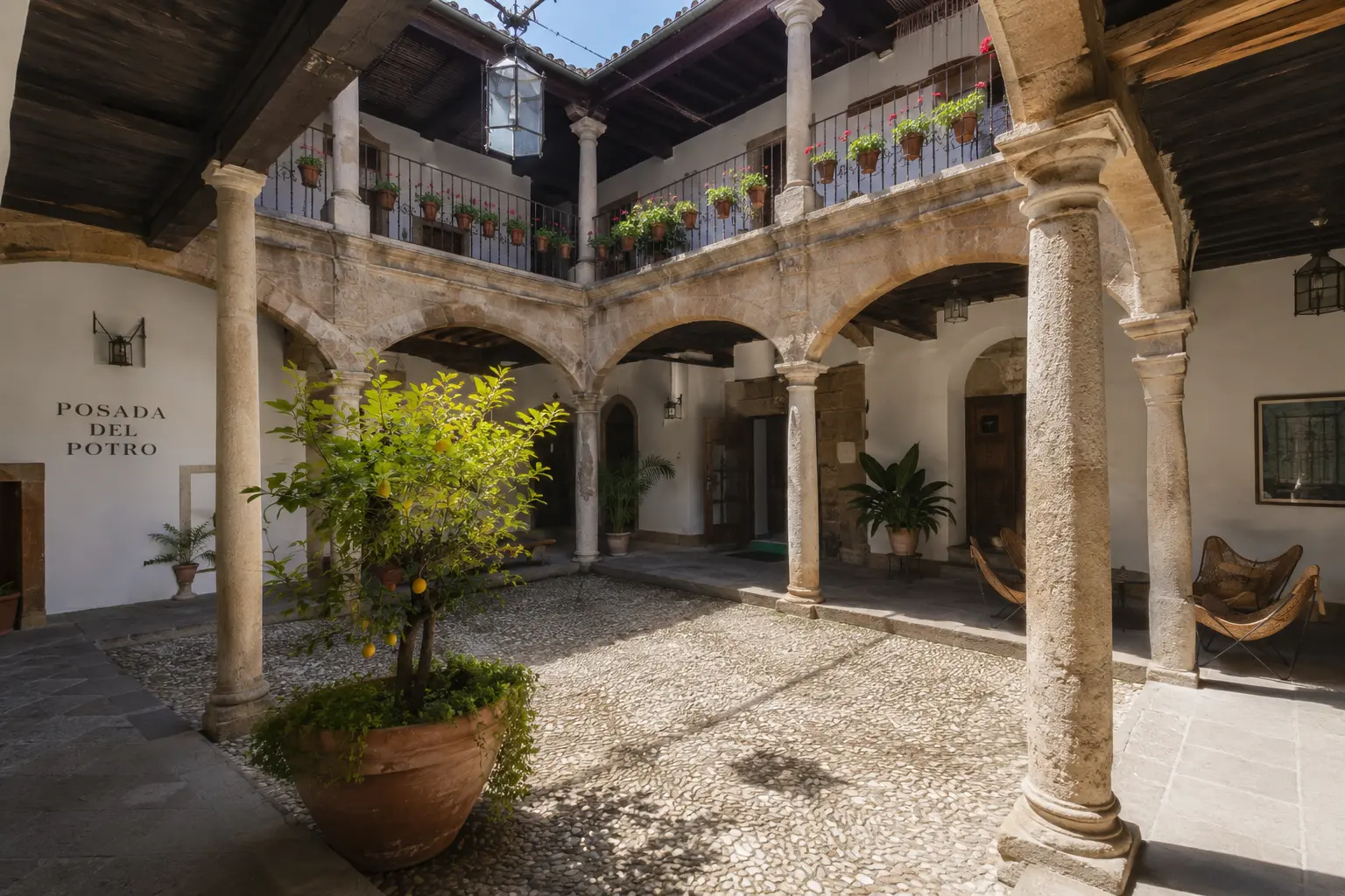 Posada del Potro — fachada medieval con arco de piedra en el barrio de San Francisco, Córdoba